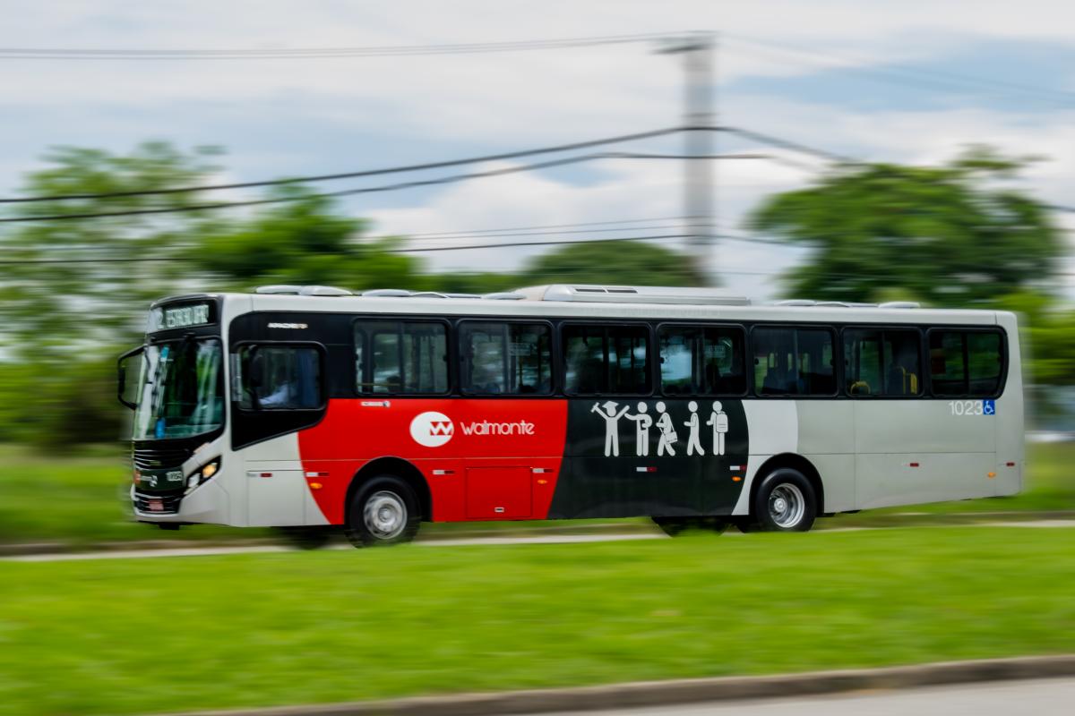 Ônibus interno em movimento