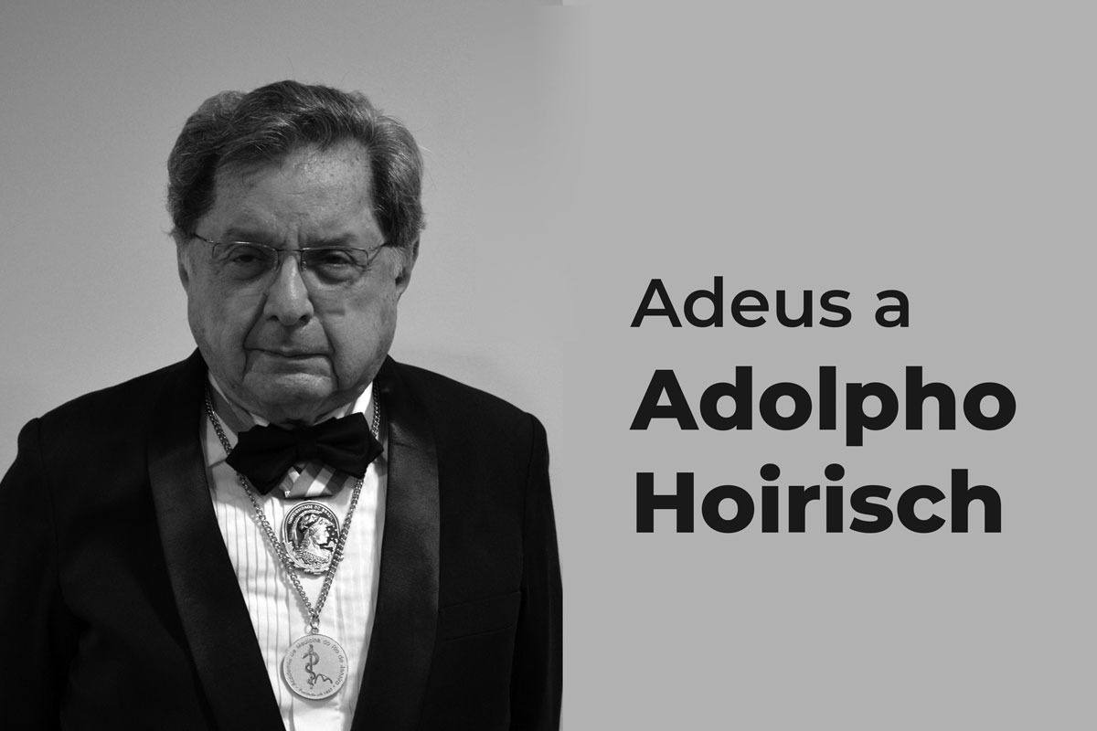 Fotografia em preto e branco do professor Adolpho Hoirisch. Do lado direito da imagem, o texto: Adeus a Adolpho Hoirisch.