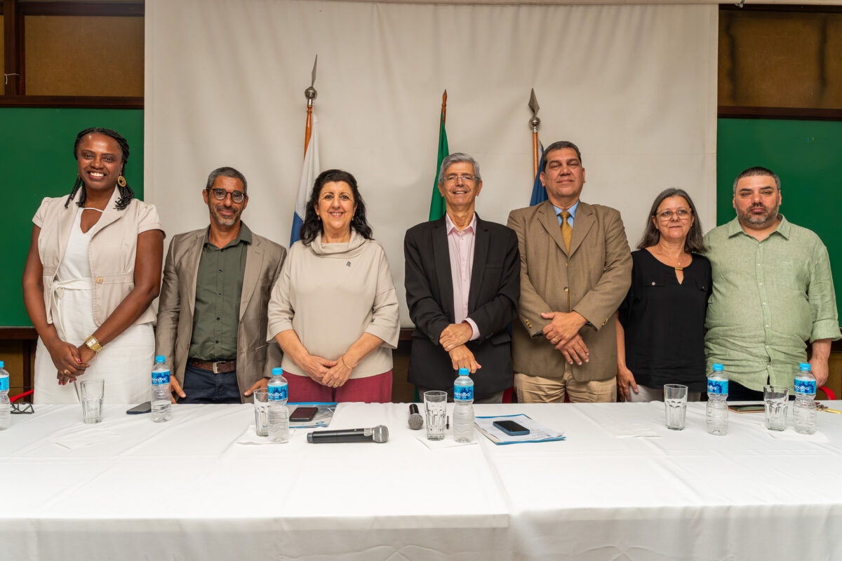 Reitor dá posse à nova direção da Faculdade de Letras